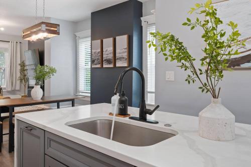 Billede fra billedgalleriet på Minutes to Arena District - Foosball & Game Area i Columbus