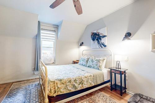 a bedroom with a bed and a window at Mariner's Rest East in Anacortes