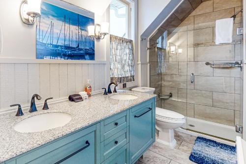 a bathroom with two sinks and a toilet at Mariner's Rest East in Anacortes