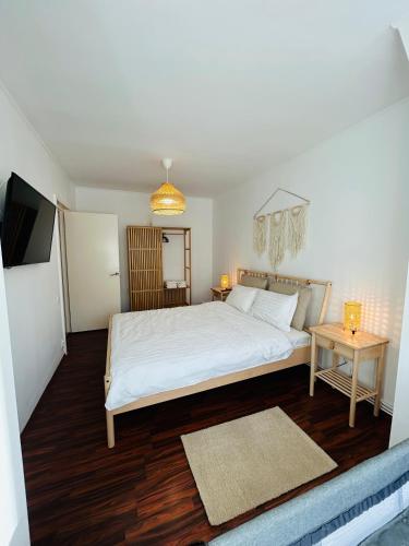 เตียงในห้องที่ Delis Apartment