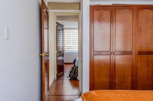 1 dormitorio con una puerta que conduce a un pasillo en Sauna Sierra House, en Tunja