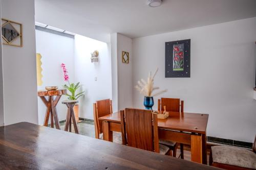 Un comedor con mesa y sillas de madera. en Sauna Sierra House, en Tunja