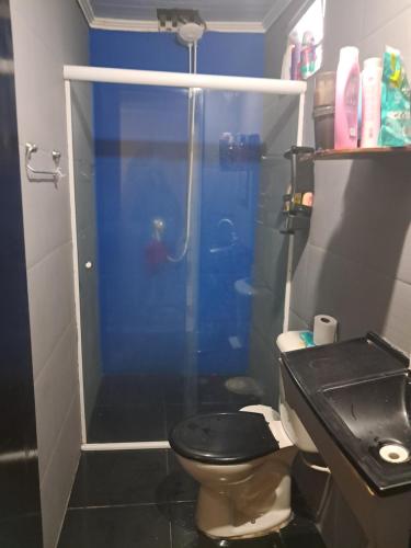 a bathroom with a shower with a toilet and a sink at Casa Confortável Próximo a Lindas Praias in São Sebastião