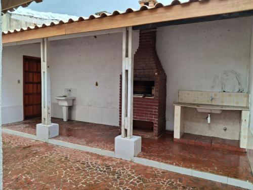 an empty room with a sink and a brick wall at Casa no Guaraú - Peruíbe in Peruíbe