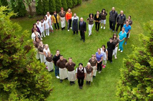 a large group of people standing on top of a lush green field at relexa hotel Bad Steben GmbH in Bad Steben