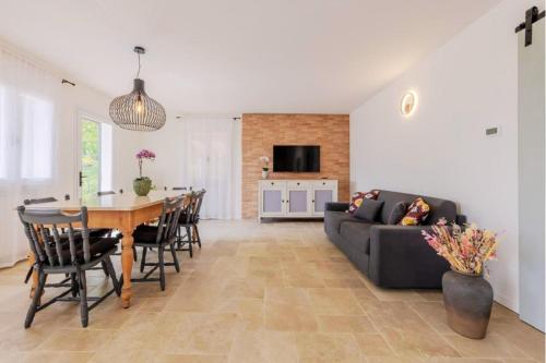 a living room with a table and a couch at Elegante Appartamento con Vista - Colli Euganei in Teolo