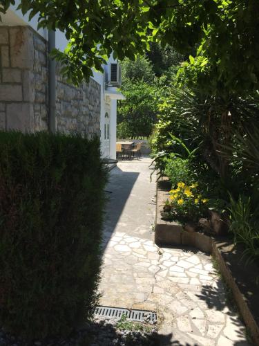 Un jardín fuera de Apartments Ivanović