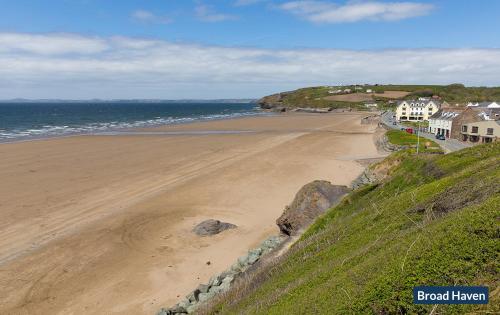 ハバーフォードウェストにあるDriftwoodの家屋と海の景色を望む