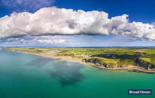 ハバーフォードウェストにあるDriftwoodのビーチと海の空中写真