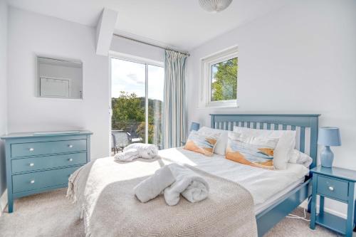 Un dormitorio con una cama con toallas. en Valley View, en Haverfordwest