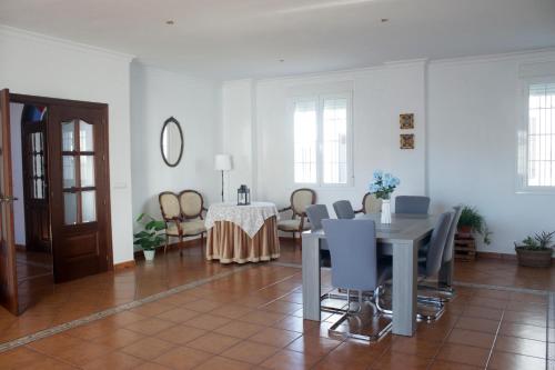 a dining room with a table and chairs at Casa La Romana in Aracena