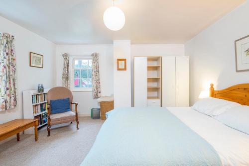 ein Schlafzimmer mit einem Bett, einem Schreibtisch und einem Stuhl in der Unterkunft Pilgrims in Haverfordwest