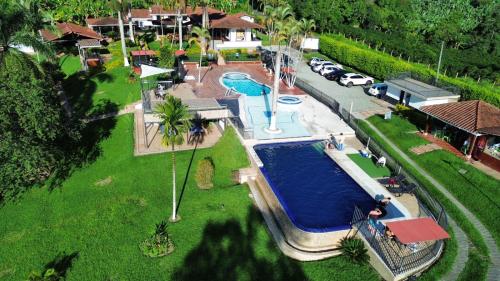 an aerial view of a swimming pool in a yard at HOTEL CAMPESTRE CARRIEL QUINDIO picnic in Montenegro