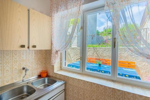 Kuchyňa alebo kuchynka v ubytovaní Apartment Mici 1