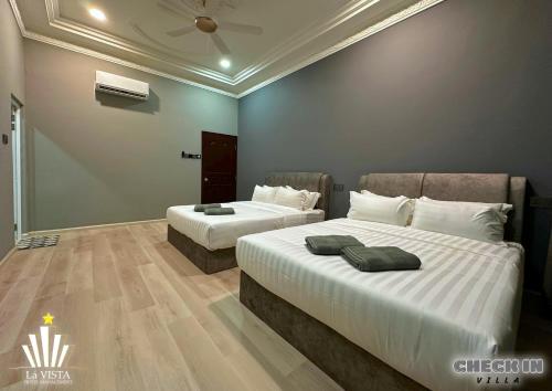Postel nebo postele na pokoji v ubytování Check In Villa Melaka