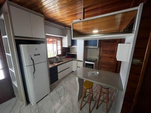 eine kleine Küche mit einer Theke und einem Kühlschrank in der Unterkunft Seu espaço em floripa! in Florianópolis
