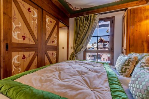 - une chambre avec un lit doté d'une fenêtre et d'une porte dans l'établissement ARC 1950 Ovis D'Or, view Mont Blanc, à Arc 1950