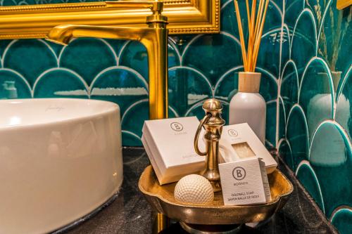 La salle de bains est pourvue d'un lavabo et d'une bouteille de savon. dans l'établissement ARC 1950 Ovis D'Or, view Mont Blanc, à Arc 1950