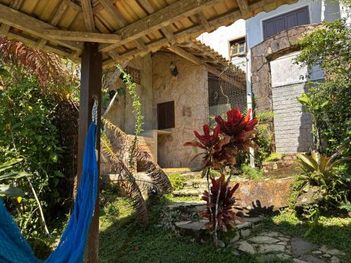 a hammock in the yard of a house at Mare in vista! in Paraty
