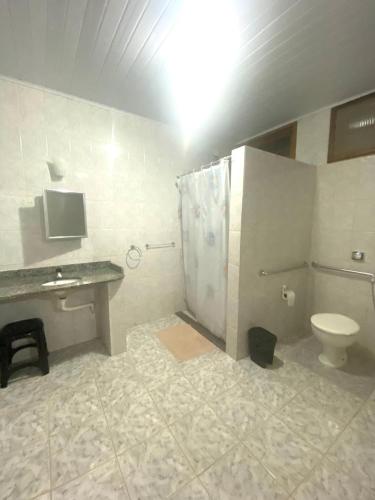 Bilik mandi di Hotel Miguel Pereira