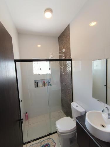 Ένα μπάνιο στο Quarto 2 Privado Confortável em Pontal do Sul