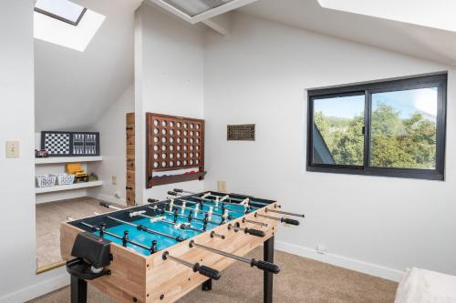 Η αίθουσα παιχνιδιών του DomeRoom-Spa-Pool-Views-PlaySet-GameRoom-FamilyFun