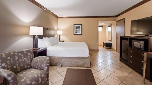 Una cama o camas en una habitación de Best Western Plus Raton Hotel