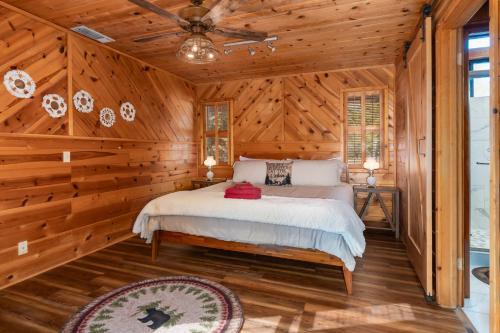 Ένα ή περισσότερα κρεβάτια σε δωμάτιο στο DomeRoom-Spa-Pool-Views-PlaySet-GameRoom-FamilyFun