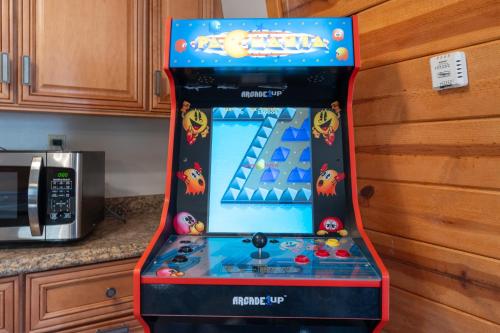 Η αίθουσα παιχνιδιών του DomeRoom-Spa-Pool-Views-PlaySet-GameRoom-FamilyFun
