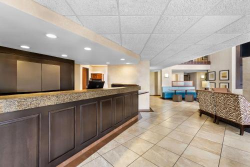 a lobby with a bar and a living room at Sonesta Essential Houston Hobby Airport in Houston