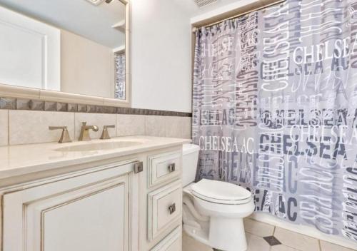 アトランティックシティにあるPERFECT 5 STAR - Chelsea Harbor Houseのトイレとシャワーカーテン付きのバスルーム