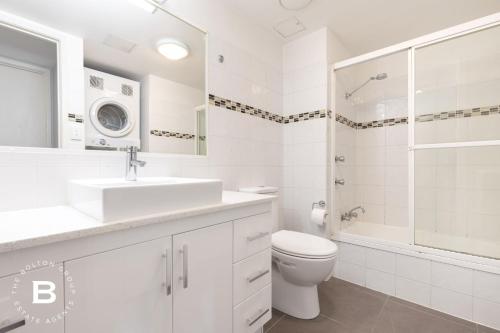 ブリスベンにあるCity Skyline View, Urban Retreatの白いバスルーム(洗面台、シャワー付)