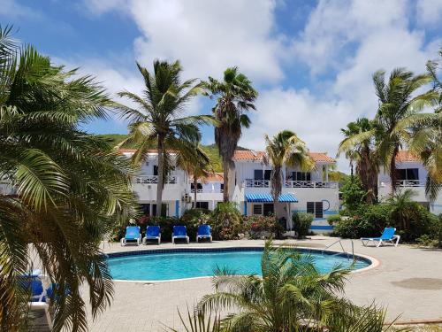 Bazén v ubytování Marazul Dive Apartment F1 nebo v jeho okolí