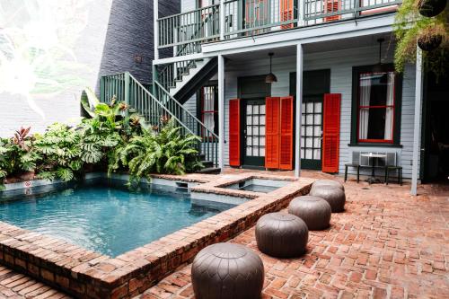 une piscine devant un immeuble dans l'établissement The Frenchmen New Orleans by Kasa Living, à La Nouvelle-Orléans