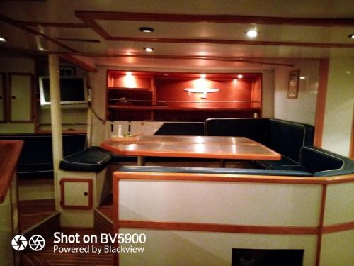 una sala da pranzo con tavolo e sedie di Comfortable and spacious sailboat a Marigot
