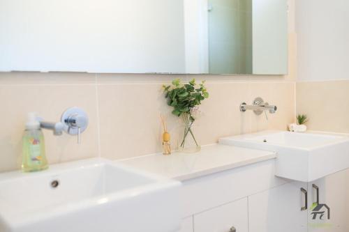 Ένα μπάνιο στο Quiet and warm 4 Bedrooms in Hornsby