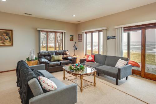 Ruang duduk di Near All-Season Trails Howard Lake Home with Dock!
