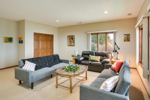 Ruang duduk di Near All-Season Trails Howard Lake Home with Dock!