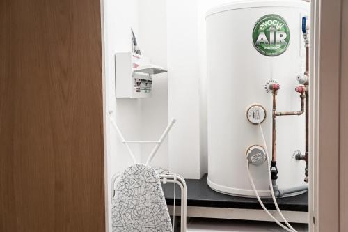 Afbeelding uit fotogalerij van Somerville Apartment London Heathrow in Hounslow