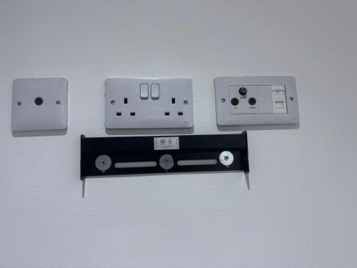 ハウンズローにあるSomerville Apartment London Heathrowの壁掛けの電気装置