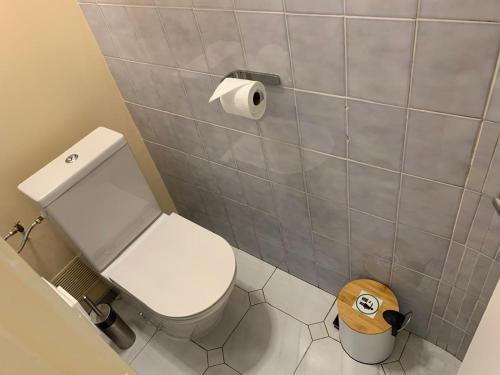 un bagno con un water e un rotolo di carta igienica di Flight24 a Saint-François