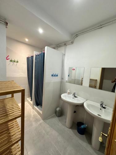 a bathroom with two sinks and a shower at Albergue turistico diversion sur in Horcajo de Santiago