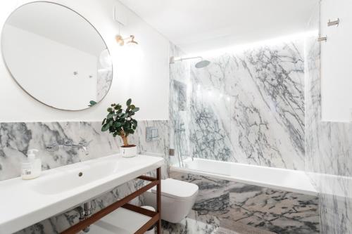 Double Room with Private WC in Shared House in Downtown Lisbon