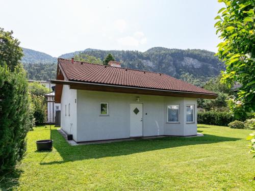 a small white house with a red roof at Ferienidyll Kufstein in Kufstein