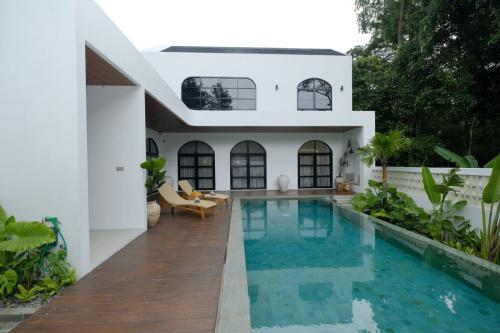 Bazén v ubytování Casa Antheza Villa Jogja nebo v jeho okolí