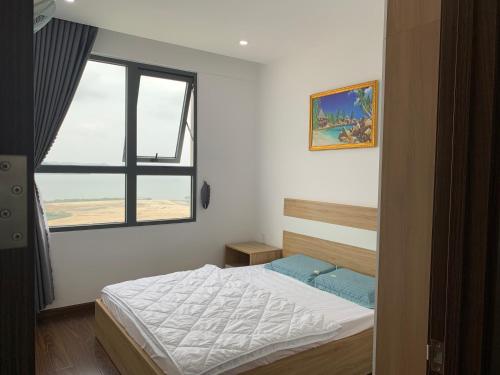 Un pat sau paturi într-o cameră la Căn hộ Du lịch Cho Nữ thuê Ở AN PHÚ THỊNH QUY NHƠN giá rẻ