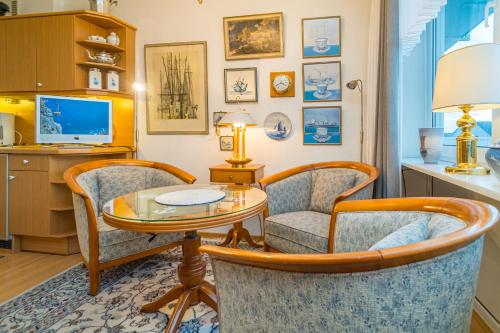 a living room with a table and two chairs at Wilhelmine 26 in Westerland (Sylt)