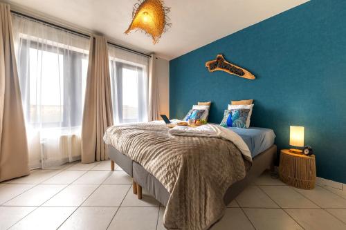 - une chambre avec un lit et un ordinateur portable dans l'établissement Séjour lodge Namur, à Namur