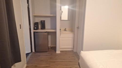 a small room with a bed and a small kitchen at 82A Grand Canyon South Rim Studio Sleeps 2 in Valle