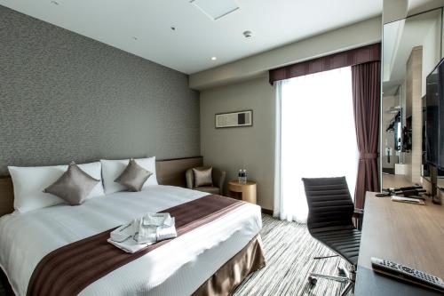 
Tempat tidur dalam kamar di The Strings Hotel Nagoya
